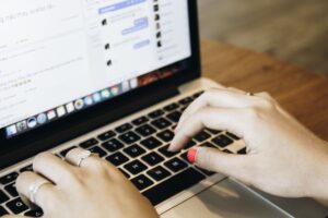 איך לכתוב תוכן שמייצר תגובות ולא רק לייקים - איילת צורי